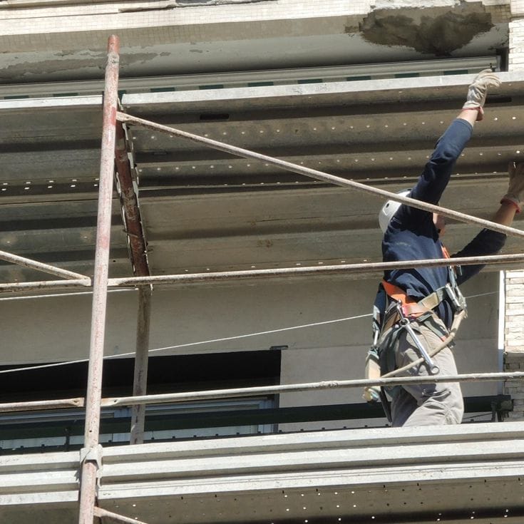 Un operaio edile sui ponteggi di un palazzo in ristrutturazione, in una immagine del 18 aprile 2017.
ANSA/LUCA ZENNARO ANSA