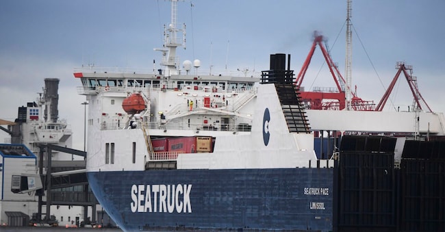 Una nave da carico che trasporta merci RO/RO proveniente dal Regno Unito arriva al porto di Dublino, in Irlanda.  EPA/AIDAN CRAWLEY EPA
