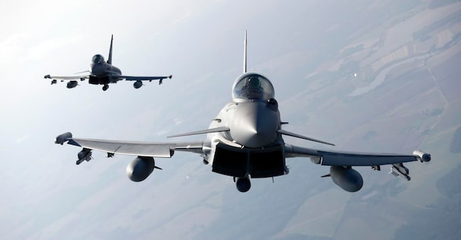 I caccia Eurofighter dell’Aeronautica Militare Italiana partecipano alla missione di pattugliamento aereo della NATO nel Baltico nello spazio aereo lituano. Gli Eurofighter provenienti dall’Italia e dalla Spagna hanno assunto il comando della rotazione di quattro mesi della missione «Baltic Air Policing» nell’agosto 2023. La missione «Baltic Air Policing» rientra nell’impegno della NATO volto a garantire la protezione dello spazio aereo dei tre Stati baltici (Estonia, Lettonia e Lituania) sin dalla loro adesione all’Alleanza nel 2004. (EPA/Toms Kalnins)