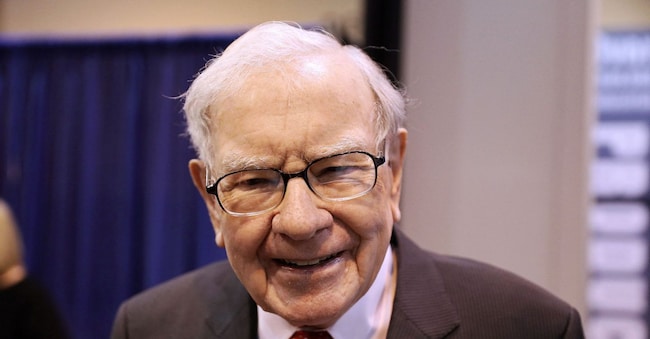 FOTO D'ARCHIVIO: Il presidente della Berkshire Hathaway, Warren Buffett, attraversa la sala espositiva mentre gli azionisti si radunano per ascoltare l'investitore miliardario in occasione dell'assemblea annuale degli azionisti della Berkshire Hathaway Inc. a Omaha, Nebraska, Stati Uniti, il 4 maggio 2019. REUTERS/Scott Morgan/Foto d'archivio REUTERS