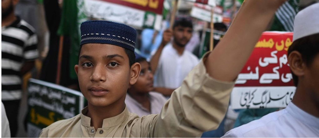 I sostenitori della Lega Musulmana Milli organizzano una manifestazione di protesta contro gli attacchi dei ribelli Houthi rivolti contro l’Arabia Saudita e i presunti tentativi di minacciare il controllo dello strategico Stretto di Bab al-Mandeb, a Karachi, in Pakistan, il 17 settembre 2026. I manifestanti hanno espresso solidarietà all’Arabia Saudita e hanno chiesto la fine di quelle che, secondo loro, costituiscono una minaccia alla sicurezza regionale e al commercio marittimo.  EPA/SHAHZAIB AKBER EPA