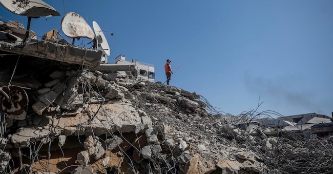 Soccorritori palestinesi cercano i dispersi tra le macerie di un edificio crollato nella città di Gaza, il 16 settembre 2026.  (EPA)