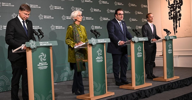 (da sinistra a destra) Valdis Dombrovskis, Commissario europeo per l’Economia e la produttività, l’attuazione e la semplificazione; Christine Lagarde, Presidente BCE;  il ministro greco dell’Economia e presidente Eurogruppo Kyriakos Pierrakakis e il capo economista e membro del cda del MES e EFSF Rolf Strauch  EPA