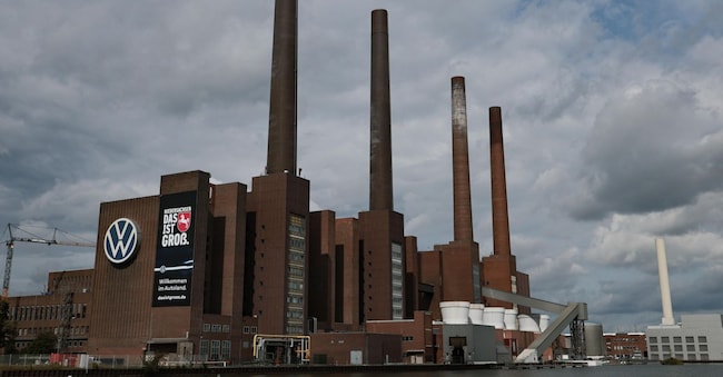 epa13245589 Stabilimento della casa automobilistica tedesca “Volkswagen” a Wolfsburg, Germania, 17 settembre 2026. Il ministro delle Finanze tedesco Lars Klingbeil ha incontrato il comitato aziendale del Gruppo Volkswagen per discutere della crisi legata al taglio dei costi della casa automobilistica e della concorrenza internazionale.  EPA/FILIP SINGER EPA