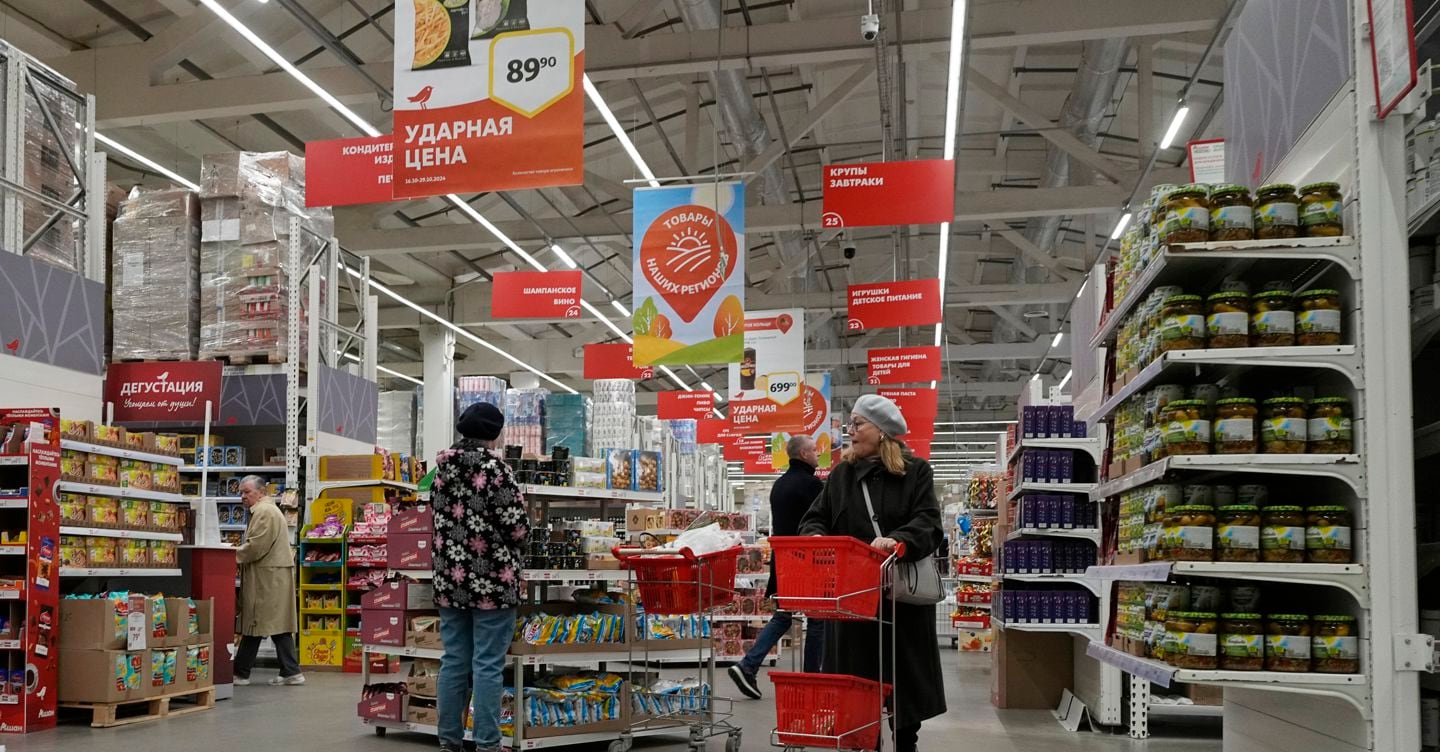 Russia, il Cremlino prende il controllo di Auchan e Nestlé Russia, il Cremlino prende il controllo di Auchan e Nestlé