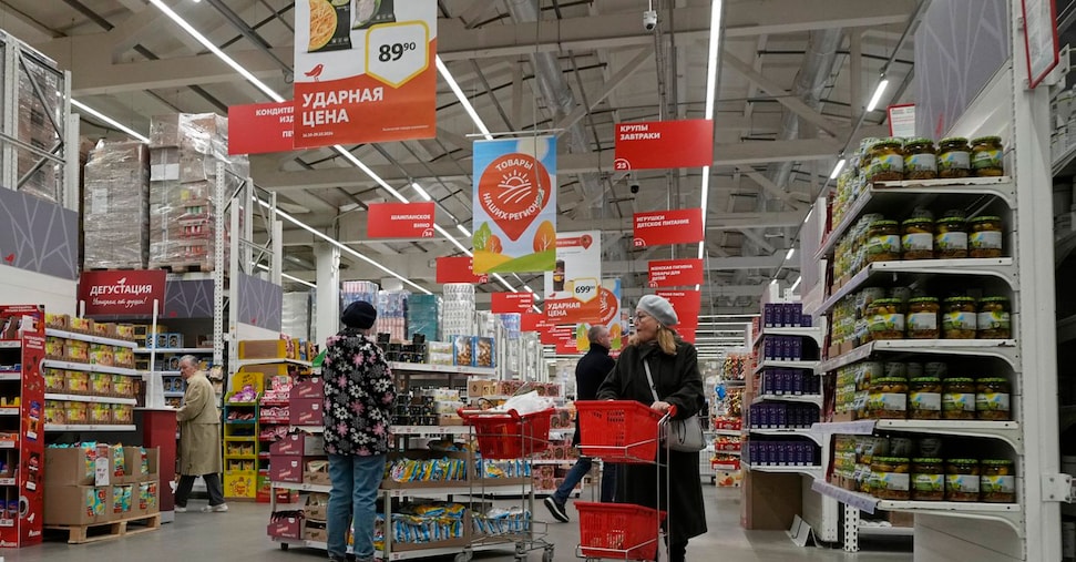 Russia, il Cremlino prende il controllo di Auchan e Nestlé Russia, il Cremlino prende il controllo di Auchan e Nestlé