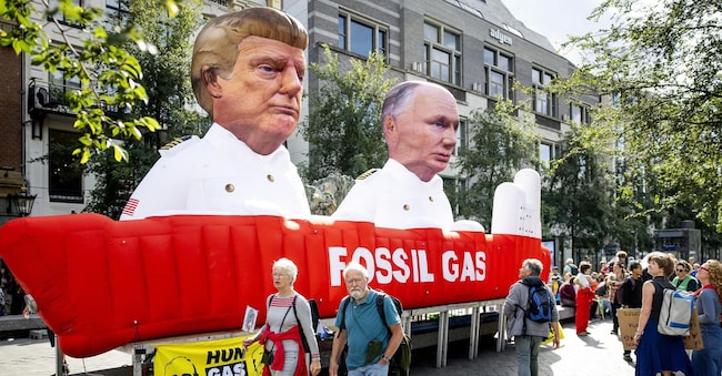 Sagome gonfiabili di Trump e Putin prima di una marcia per il clima in vista del Prinsjesdag ad Amsterdam, nei Paesi Bassi: il presidente Usa starebbe valutando di riattivare partnership commerciali con la Russia (EPA)