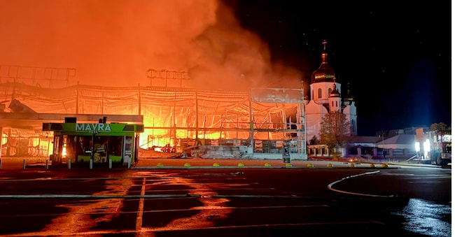I soccorritori ucraini sono al lavoro sul luogo di un attacco russo contro un centro commerciale a Zaporizhzhia, in Ucraina, nella tarda serata del 17 settembre 2026 (notizia diffusa il 18 settembre 2026), nel contesto dell’invasione russa dell’Ucraina. Il Servizio statale di emergenza ucraino (SES) ha dichiarato che almeno una persona è rimasta ferita nell’attacco e che i soccorritori hanno spento un incendio che ha interessato un’area di oltre 10.000 metri quadrati. EPA/DARYNA NAUMOVA