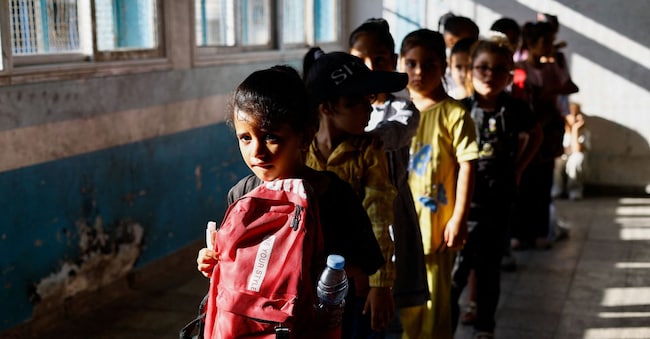 Gli studenti palestinesi frequentano il primo giorno del nuovo anno scolastico in una scuola dell’UNRWA a Nuseirat, nella Striscia di Gaza centrale, il 19 settembre 2026. REUTERS/Mahmoud Issa REUTERS