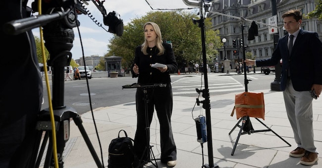 La corrispondente della CNN Betsy Klein riferisce dal marciapiede antistante la Casa Bianca dopo che il presidente degli Stati Uniti Donald Trump ha vietato l'accesso alla Casa Bianca a Washington, D.C., Stati Uniti, a tre importanti testate giornalistiche — CNN, MS NOW e Politico — il 19 settembre 2026.  REUTERS/Anna Rose Layden REUTERS