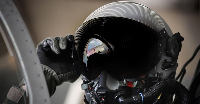 Pilota di un caccia intercettore Eurofighter Typhoon del 4° Stormo ''Amedeo d'Aosta'' ANSA