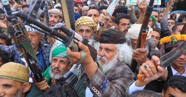 Miliziani yemeniti durante una manifestazione a sostegno degli Houthi (Foto AP/Osamah Abdulrahman)