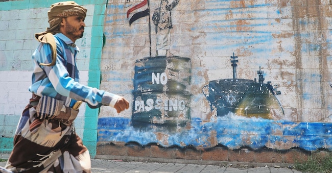 Un murale che simbolizza il blocco dello stretto di  Bab el-Mandeb. Immagine scattata a Sana’a  APN