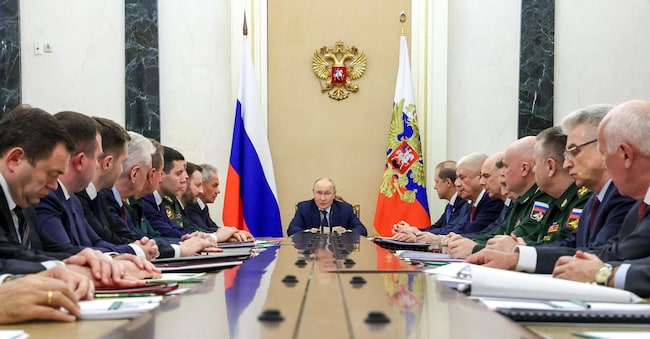 Il presidente Vladimir Putin in occasione della commissione militare-industriale al Cremlino   EPA/VYACHESLAV PROKOFYEV