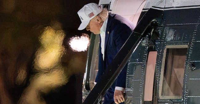 Il presidente Donald Trump scende dal Marine One al suo arrivo all’Ellisse, proprio davanti alla Casa Bianca, sabato 19 settembre 2026, a Washington. (Foto AP/Jose Luis Magana)     Associated Press / LaPresse Solo Italia e Spagna APN