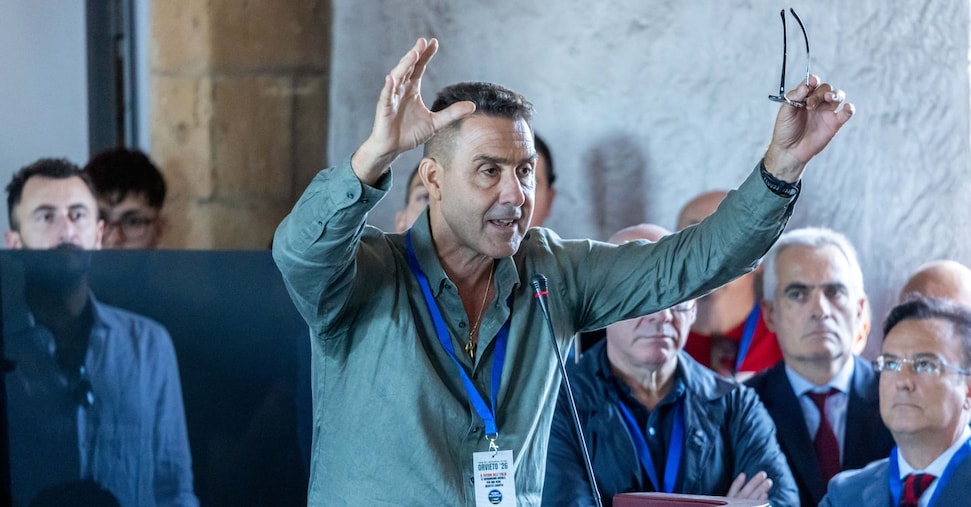 Vannacci a La Russa: alleanze a ridosso delle elezioni. L’abraccio con l’Afd: programmi simili Vannacci a La Russa: alleanze a ridosso delle elezioni. L’abraccio con l’Afd: programmi simili