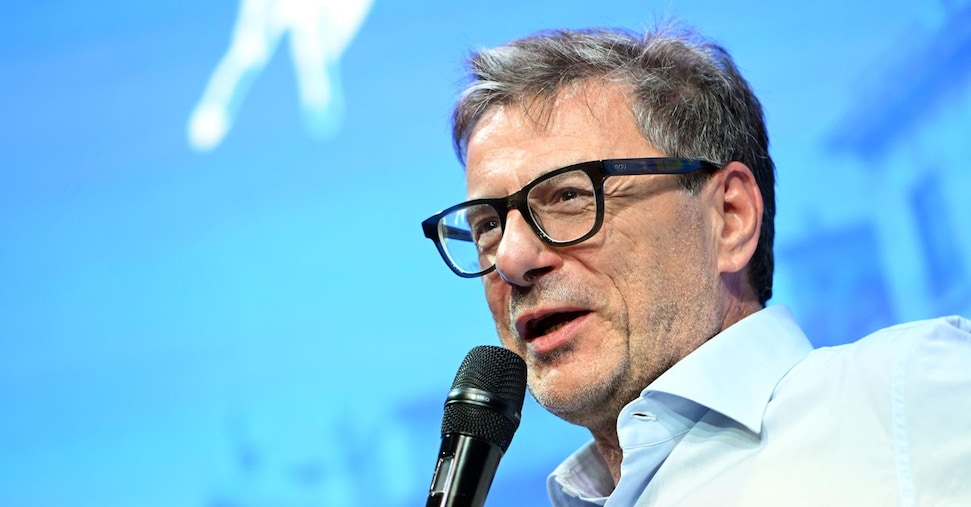 Giorgetti: «Serve rafforzare e riorganizzare il ruolo di fondi sanitari e fondi pensione»