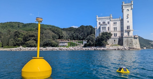 Le boe di monitoraggio davanti al castello di Miramare