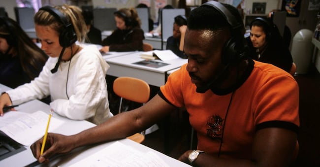Studenti universitari che imparano una lingua straniera nel laboratorio linguistico del Westchester Community College. (Foto di ANDREW HOLBROOKE/Corbis via Getty Images)
