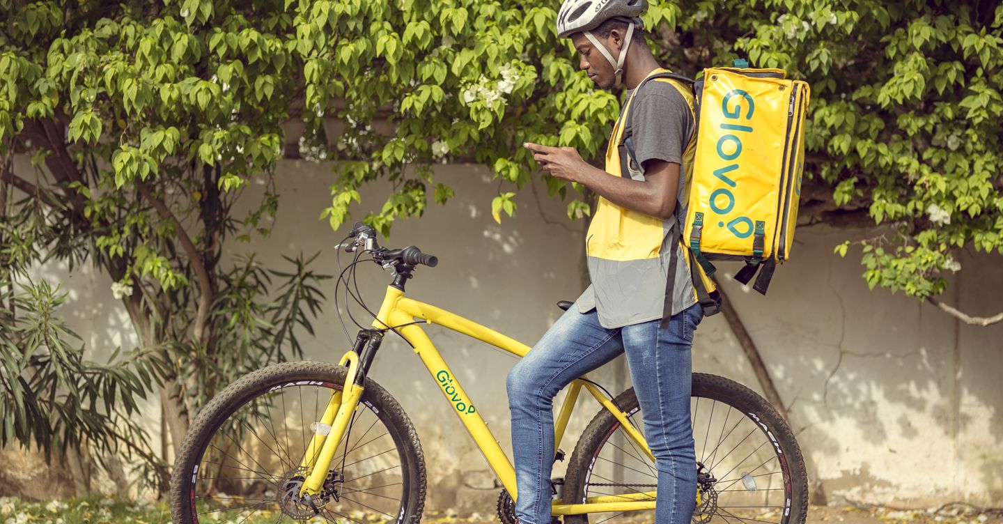 Glovo, per il gip non c’è obbligo di assunzione: «decide il Tribunale del lavoro»