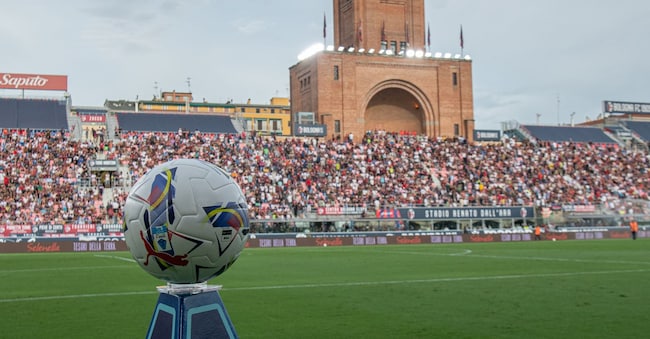 Foto IPP/Damiano Fiorentini Bologna 18/08/2024 Calcio campionato serie A 2024/2025 Bologna-Udinese nella foto: pallone ufficiale sull sfondo dello stadio renato dall 'ara  Italy Photo Press - World Copyright IPP