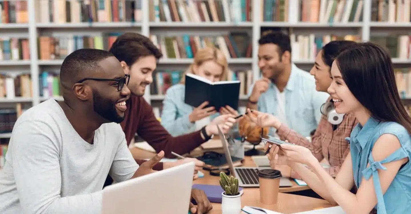 https://i2.res.24o.it/images2010/S24/Documenti/2026/09/22/Immagini/Ritagli/Studenti-stranieri-in-Italia-per-studiare-in-universita-italiana-o-seguire-corsi-di-formazione-professionale-U60418715245LIP-1440x752@IlSole24Ore-Web.jpg