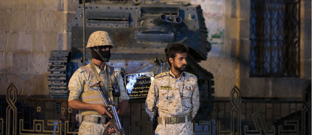Combattenti Houthi a Sanaa EPA/YAHYA ARHAB EPA
