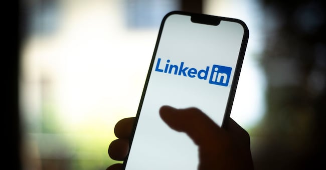 Un uomo utilizza l’app di LinkedIn su un dispositivo mobile.    (Jaap Arriens/NurPhoto/via Reuters Connect)