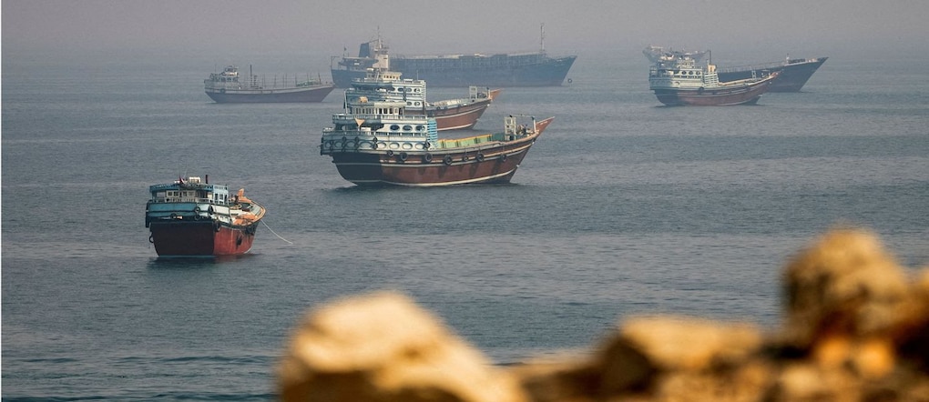 FOTO D'ARCHIVIO: Imbarcazioni nei pressi dello Stretto di Ormuz, viste da Musandam, in Oman, il 31 agosto 2026. REUTERS/Stringer/Foto d'archivio REUTERS