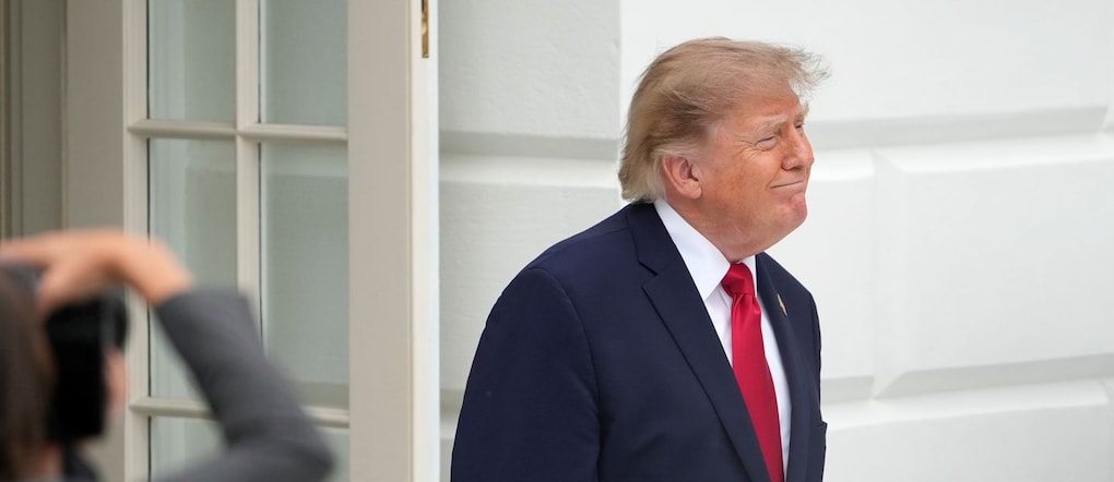 Il presidente Donald Trump si avvia a tagliare il nastro di un nuovo eliporto sul Prato Sud della Casa Bianca, lunedì 21 settembre 2026, a Washington. (Foto AP/Mark Schiefelbein) APN