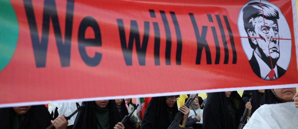 Membri femminili delle forze della milizia iraniana (Basij) reggono uno striscione contro il presidente statunitense Donald Trump durante una marcia militare organizzata a Teheran lo scorso 18 settembre via REUTERS
