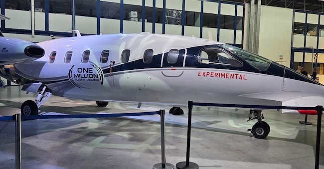 Il velivolo Nc 1002, secondo prototipo della serie P.180, in volo dal 1987