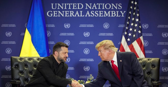 epa13256462 Una foto fornita dall’Ufficio stampa della Presidenza ucraina mostra il presidente ucraino Volodymyr Zelensky (a sinistra) e il presidente degli Stati Uniti Donald Trump (a destra) mentre si stringono la mano durante un incontro a New York, New York, Stati Uniti, 22 settembre 2026, a margine dell’Assemblea Generale delle Nazioni Unite (AGNU).  EPA/SERVIZIO STAMPA PRESIDENZIALE UCRAINO  EPA