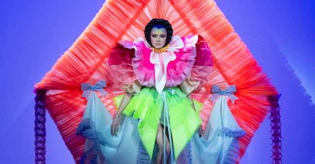 Una creazione Viktor&Rolf introduce la mostra a loro dedicata che si aprirà in gennaio a Parigi