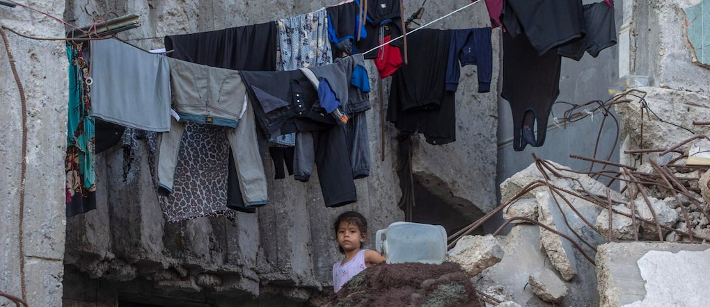 Una ragazzina palestinese sfollata è in piedi accanto a dei vestiti stesi ad asciugare all’interno di un edificio danneggiato dove vive con la sua famiglia nella città di Gaza, nella Striscia di Gaza, il 21 settembre 2026. L’ONU ha avvertito che centinaia di edifici danneggiati dalla guerra in tutta Gaza rischiano ancora di crollare, pur ospitando famiglie sfollate in un contesto di grave carenza di alloggi. EPA/MOHAMMED SABER EPA