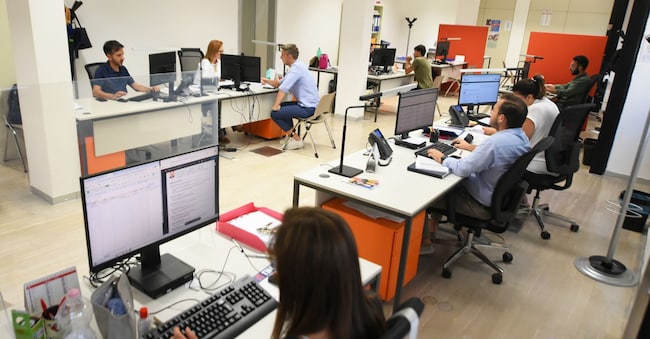 Arpa Puglia - sede centro per l'impiego - impiegati al lavoro IMAGOECONOMICA