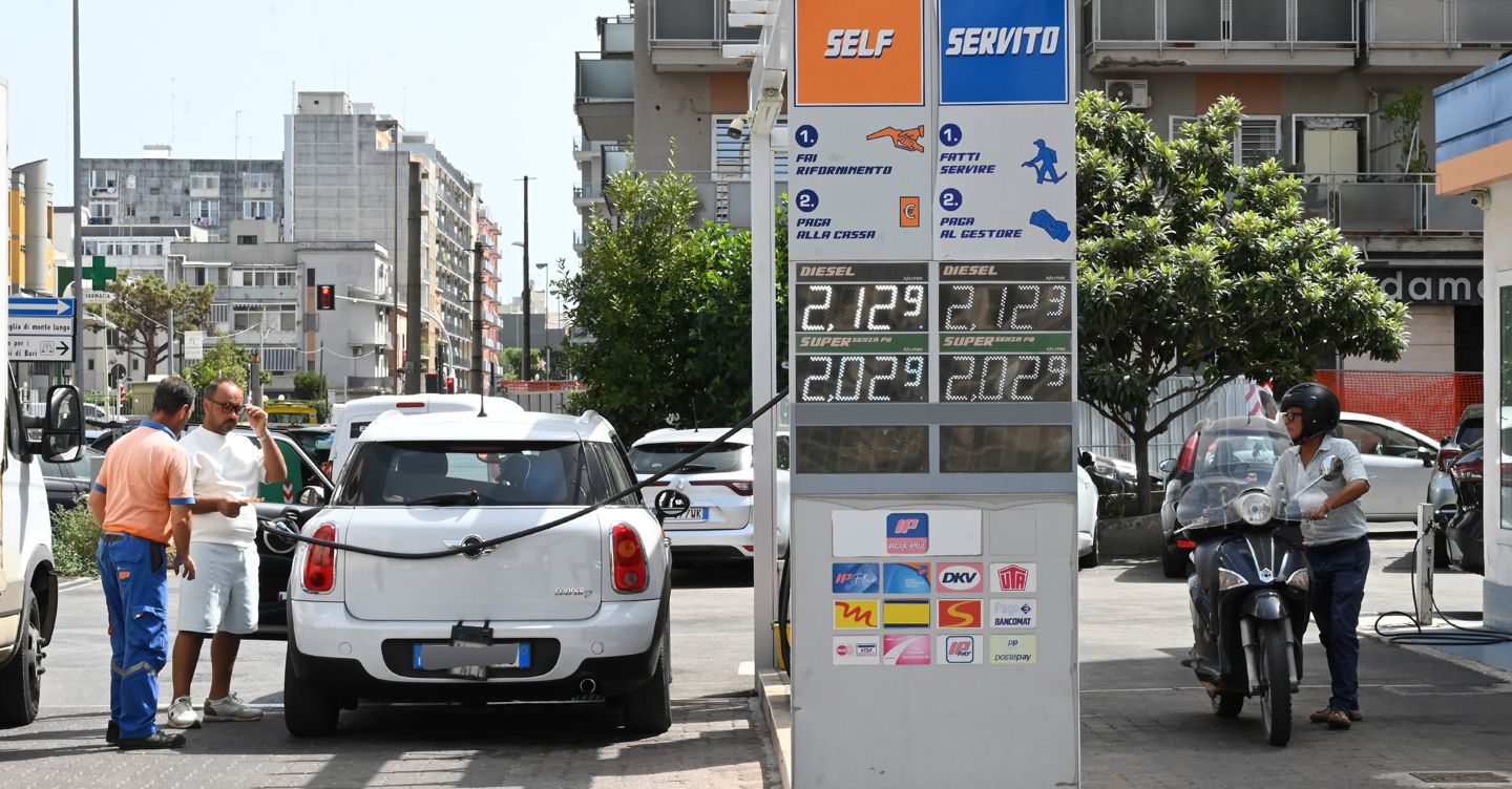 Caro benzina, taxi e Ncc chiedono carburante professionale e crediti d’imposta. E spunta un extra sulle corse