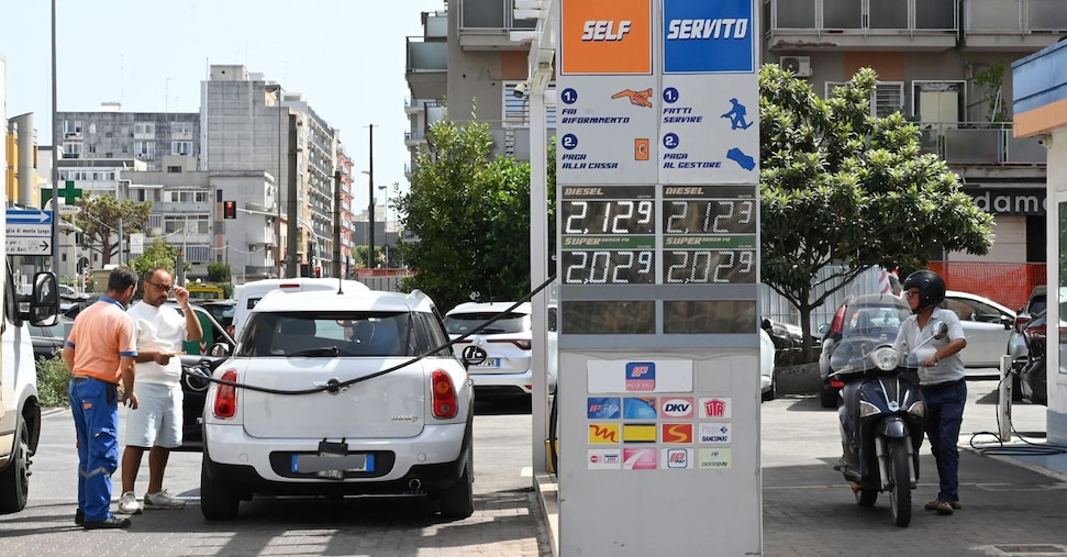 Caro benzina, taxi e Ncc chiedono carburante professionale e crediti d’imposta. E spunta un extra sulle corse