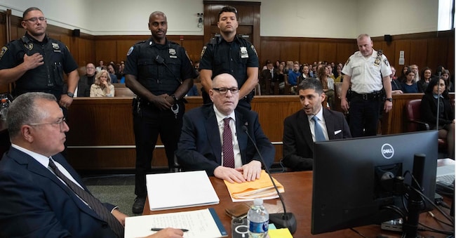 Harvey Weinstein compare davanti al tribunale di Manhattan per la lettura della sentenza mercoledì 23 settembre 2026 a New York.  (Steven Hirsch/New York Post via AP, Pool) APN