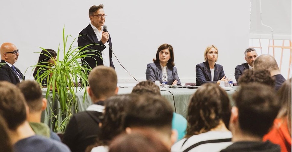 Corleone, la finanza entra al liceo su richiesta degli studenti