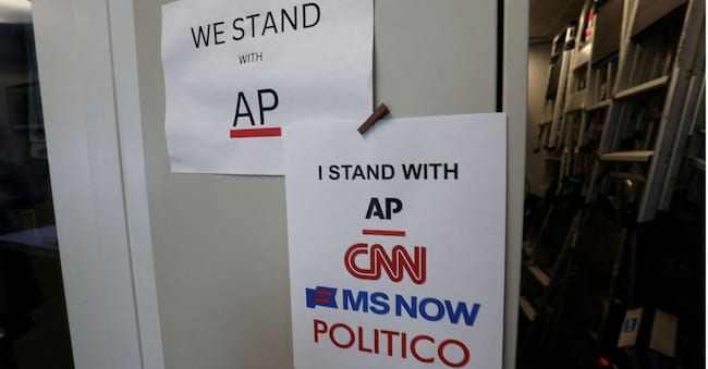 FOTO D'ARCHIVIO: Un cartello di solidarietà aggiornato, che include ora anche CNN, MSNOW e POLITICO, è appeso all'esterno dello stand dell'Associated Press nei giardini della Casa Bianca, dopo che il presidente degli Stati Uniti Donald Trump ha bandito tre importanti testate giornalistiche – CNN, MS NOW e Politico – dalla Casa Bianca, a Washington, D.C., Stati Uniti, il 21 settembre 2026. REUTERS/Kevin Lamarque/Foto d'archivio REUTERS