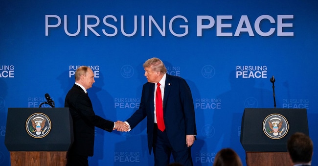 Il presidente russo Vladimir Putin incontra il suo omologo statunitense Donald Trump durante il vertice di Anchorage, Alaska, il 15 agosto 2025 (Al Drago/Bloomberg)