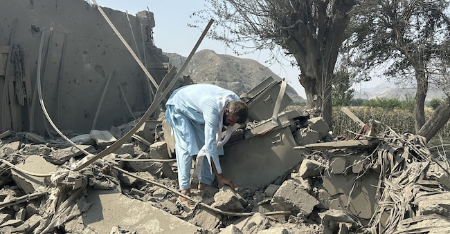 Un uomo tra le rovine di un edificio distrutto da un precedente attacco pakistano compiuto lo scorso 21 settembre a Noorgul, nel distretto afghano di Kunar EPA