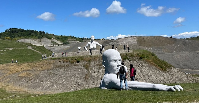 Foto scattata il 20 settembre 2026 - Le statue giganti di Peccioli (Pisa) si chiamano “Presenze” e sono sculture in polistirene e resina che simboleggiano la rinascita e il legame tra arte e territorio
