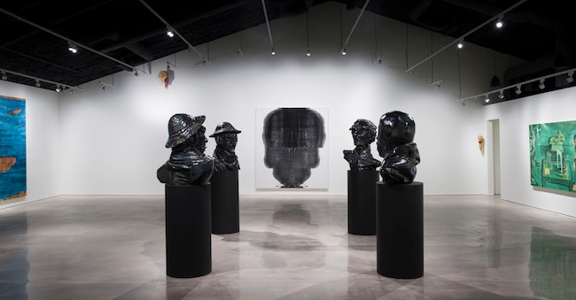 La mostra inaugurale “Masquerade” alla nuova OSTILLO Art Foundation ad Austin, in Texas, con opere di Thomas Schütte, Mohammed Sami, Christopher Wool, Salman Toor  Courtesy OSTILLO Foundation, Austin, Texas
