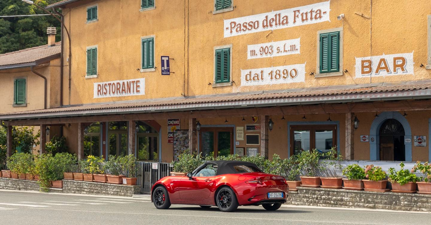 Mazda MX-5 2027, come va e quanto costa la roadster giapponese