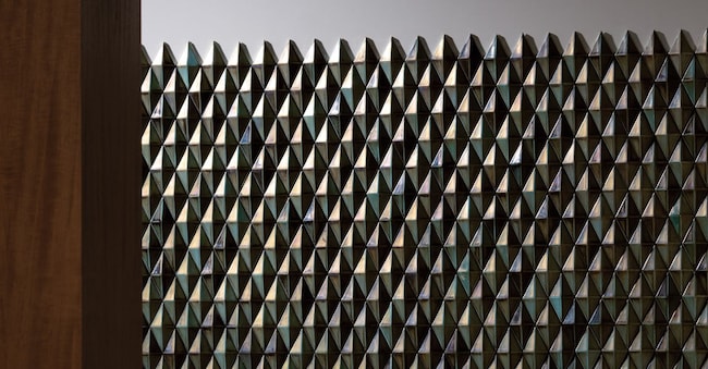 In foto Diamantino, boiserie in ceramica di Botteganove