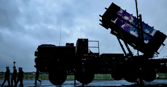 Un sistema missilistico antiaereo Patriot è ritratto durante la grande parata militare organizzata per celebrare il 70° anniversario dell’Aeronautica Militare tedesca presso il Museo di Storia Militare di Berlino-Gatow, in Germania, il 24 settembre 2026. L’Aeronautica Militare tedesca festeggia il suo 70° anniversario, commemorando i sette decenni trascorsi dalla sua fondazione nel 1956.  EPA/FILIP SINGER EPA