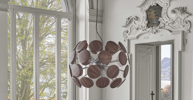 La lampada a sospensione Ortensia, design David Dolcini, con formelle in massello di noce Canaletta o rovere