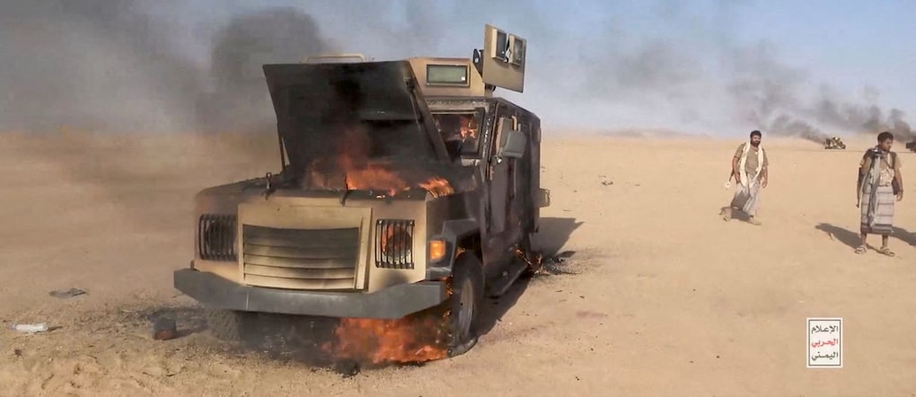 FOTO D'ARCHIVIO: Combattenti Houthi, alleati dell’Iran, si spostano accanto a un veicolo distrutto in seguito a quello che la fonte ha descritto come un attacco contro le forze sostenute dall’Arabia Saudita nella località indicata dalla fonte come governatorato di al Jawf, nello Yemen, in questo screenshot tratto da un video diffuso dall’Houthi Military Media il 15 settembre 2026.  via REUTERS